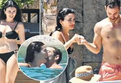 Hem romantik hem centilmen! Sudan çıkan sevgilisini havluyla sarıp sarmaladı