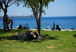 Kavurucu sıcaklar termometreleri patlattı! Serinlemek isteyenler denize akın etti