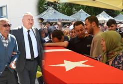 Pençe Kilit Bölgesi'nde metan gazı nedeniyle şehit olan askerlerimize tören! 'Sana çiçek topladım' diyerek şehit babasının tabutuna bıraktı