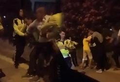 Ehliyetsiz sürücünün babası ortalığı karıştırdı! Trafik polislerine saldırdı