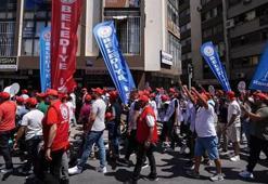 İzmir Büyükşehir Belediyesinin işten çıkardığı işçiler eylemlerini sürdürüyor