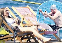 Mustafa Ceceli denize girerken kafasına bone taktı!