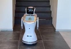 Türkiye'de ilk kez Demirören Medya ve Teknoloji Lisesi'nde açılan bölümü robot tanıtıyor