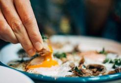 Meğer yıllardır yanlış biliyormuşuz! Kolesterolü fırlatıyor sanılıyor ama günde 2 tane yiyince tıkalı damarları yağ çözücü gibi açıyor!