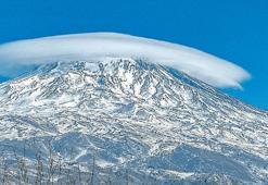 Ağrı Dağı’nın 'takkesi' eriyor!
