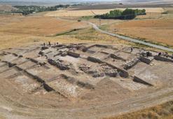 Kavurucu sıcakta çalışmalar devam ediyor! Arkeologlar Urartuların asırlar önceki yaşamının izlerini araştırıyor