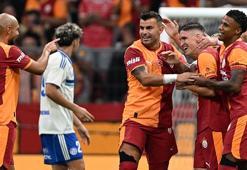 Aslan önüne geleni eziyor