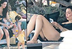 2002 Dünya Güzeli Azra Akın plaj annesi oldu!