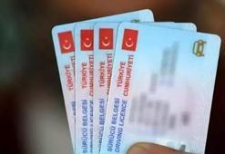 Vatandaş nüfus müdürlüklerine akın etti: Ehliyet yenileme süresi yarın doluyor!