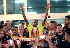 Türk futbol tarihinin en büyük transferi İstanbul'da! Taraftar Osimhen'e görülmemiş karşılama