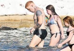 Gökhan Özoğuz kızlarıyla Çeşme'de tatil yapıyor