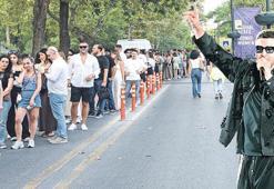 Kapıda izdiham sahnede şov