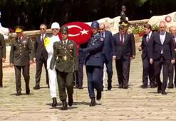 Cumhurbaşkanı Erdoğan ve YAŞ üyeleri Anıtkabir'de: 'Milletimizin istikbalini güvenceye alacak tarihi adımlar atıyoruz'