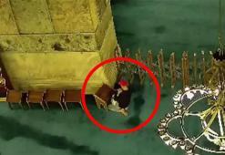 Ayasofya Camii'ni kundaklama girişimi! Kitap yakıp halıyı tutuşturdu