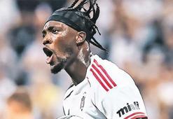 Kartal kanadını açtı