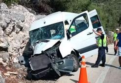 Antalya Demre'de tur minibüsü kayalıklara çarptı: 17 yaralı var