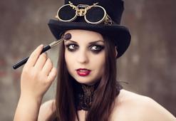 Kusursuz makyaj devri bitti mi? TikTok’ta “yorgun kız” modası büyüyor, eyeliner ve ruj bilerek dağıtılıyor