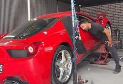 17 milyon değerindeki Ferrari köprü ayağına çarptı, sürücüsü tamir ustası çıktı