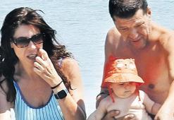 İlker Aksum ve kızının plajda eğlenceli halleri!
