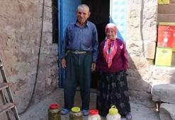 İşitme engelli çiftin yaşam azmi! Ürettikleri ürünleri yazdıkları kağıtlarla turistlere satıyor