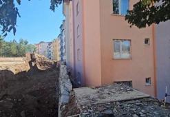 Erzurum İspir’de toprak kayması korkuttu, 70 ev tahliye edildi