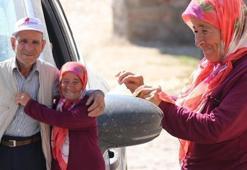 İşitme engelli çiftin azim dolu hikayesi! Ürettikleri ürünleri yazdıkları kağıtlarla turistlere satıyor