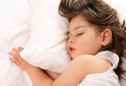 Uzmanı uyardı: "Ağzı açık uyuyan veya horlayan çocuklarda orta kulakta sıvı toplanmış olma ihtimalinin yüksek"