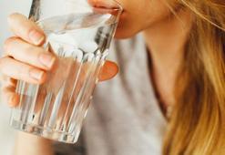 Uzmanı uyardı: Bardak bardak içmek gerekiyor! "Susuz kalan beyin, daha fazla stres üretiyor"
