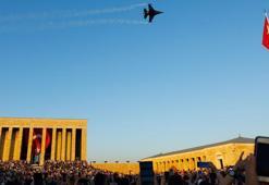 SOLOTÜRK, Büyük Zafer'in 103. yılında Ankara'da 'saygı uçuşu' gerçekleştirdi