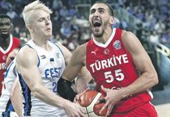 Dev Adamlar Estonya’yı ezdi