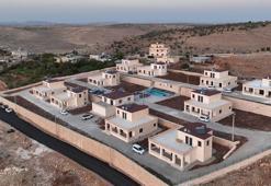 Mutluluğu Avrupa'da değil köydeki havuzlu villalarında buldular