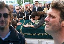 Kıvanç Tatlıtuğ arkadaşı Halit Yukay'ın cenaze töreninde gözyaşlarını tutamadı