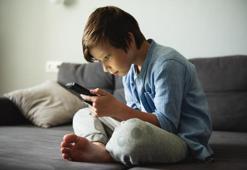 Çocuğunuza telefon veriyorsanız, gelişimine dikkat edin!