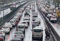 İstanbul'da yağmur trafiği kilitledi! Yoğunluk yüzde 80'e ulaştı