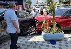 Gaz pedalı takılı kalan araç kaza yaptı