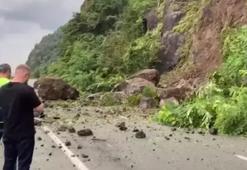 Artvin'de heyelan felaketi: Karadeniz Sahil Yolu ulaşıma kapandı