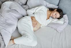 Gebelikte sol tarafa doğru yatmak varis riskini azaltmaya yardımcı oluyor