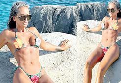 Eda Taşpınar çiçek desenli bikinisiyle hayran bıraktı!