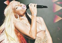 Gülşen, Harbiye konserinde rüzgar gibi esti geçti!