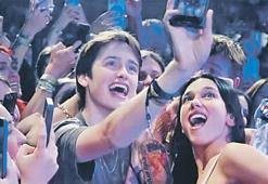 Hayranlarına koştu