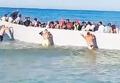 Göçmen botunu turistler püskürttü