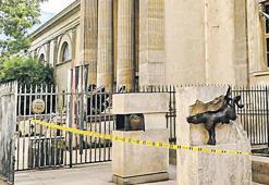 Müzede altın soygunu