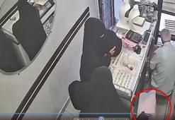 Diyarbakır’da kuyumcunun dikkatini dağıtıp, 2,5 kilogram altın çaldılar