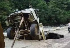 Artvin'de yol onarım sırasında kamyon göçüğe düştü