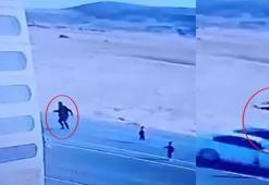 Yola çıkan çocukları kurtarmak isterken otomobilin altında kaldı