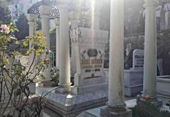 Zeki Müren, Bursa Emir Sultan Mezarlığı’ndaki kabri başında özlemle anıldı