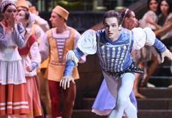 Bakan Ersoy izledi! Bolşoy'un 350 kişilik dev kadrosu ayakta alkışlandı