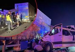 Mersin'de minibüs TIR'a çarptı! Feci kazada 3 ölü, 16 yaralı var