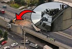 İzmir'de korku dolu anlar: TIR viyadükte asılı kaldı!