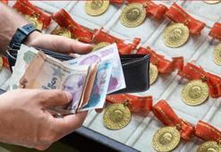 Altın haftaya çifte rekorla başladı! Gramı kuyumcuda 5 bin 200 lirayı geçti